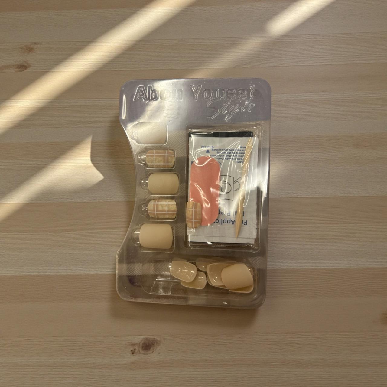 Abou Yousef beige nail