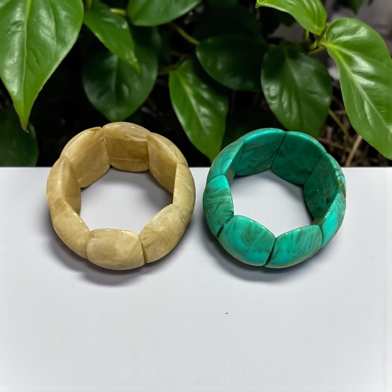 Elegant Beige, green Agates