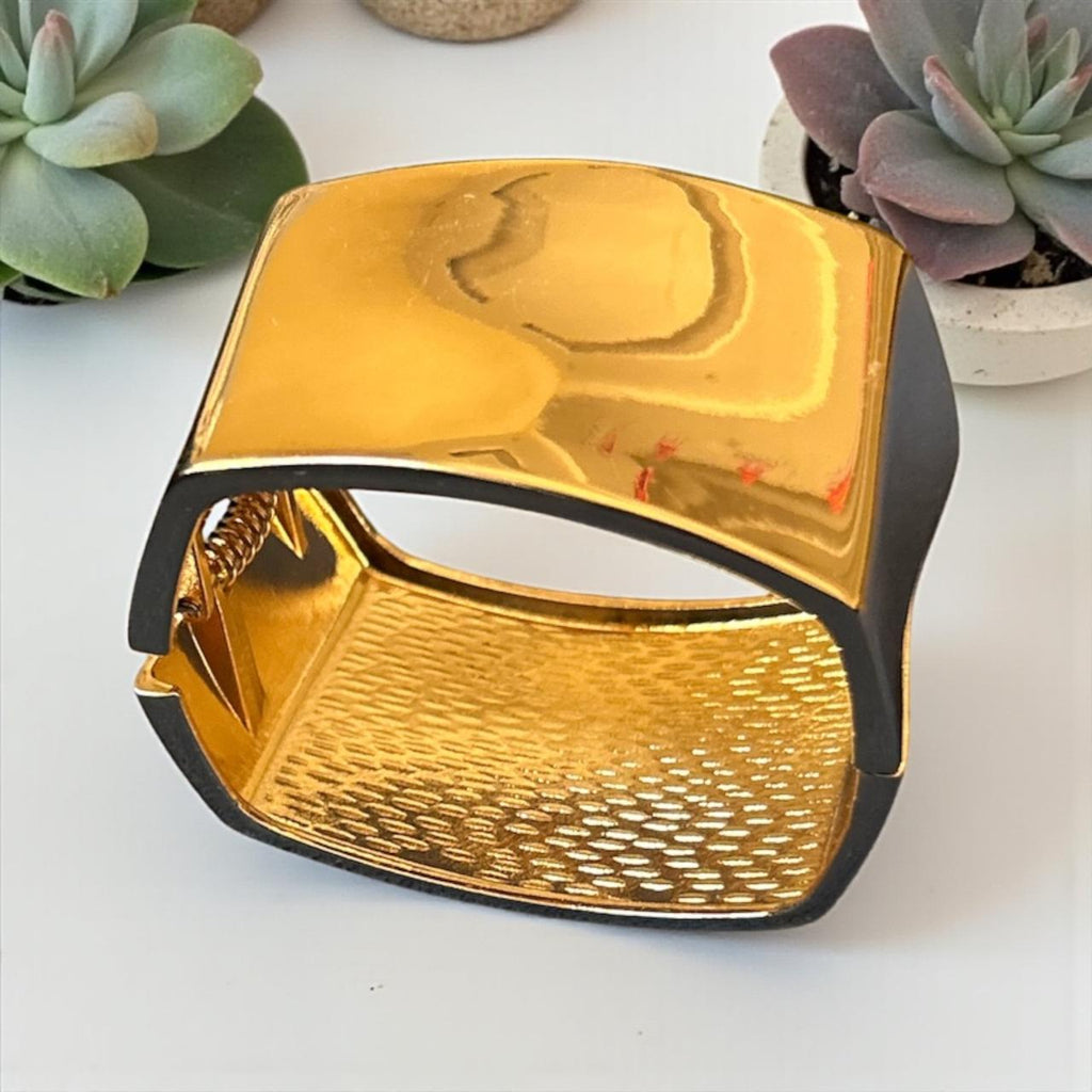 Elegant gold bangle
