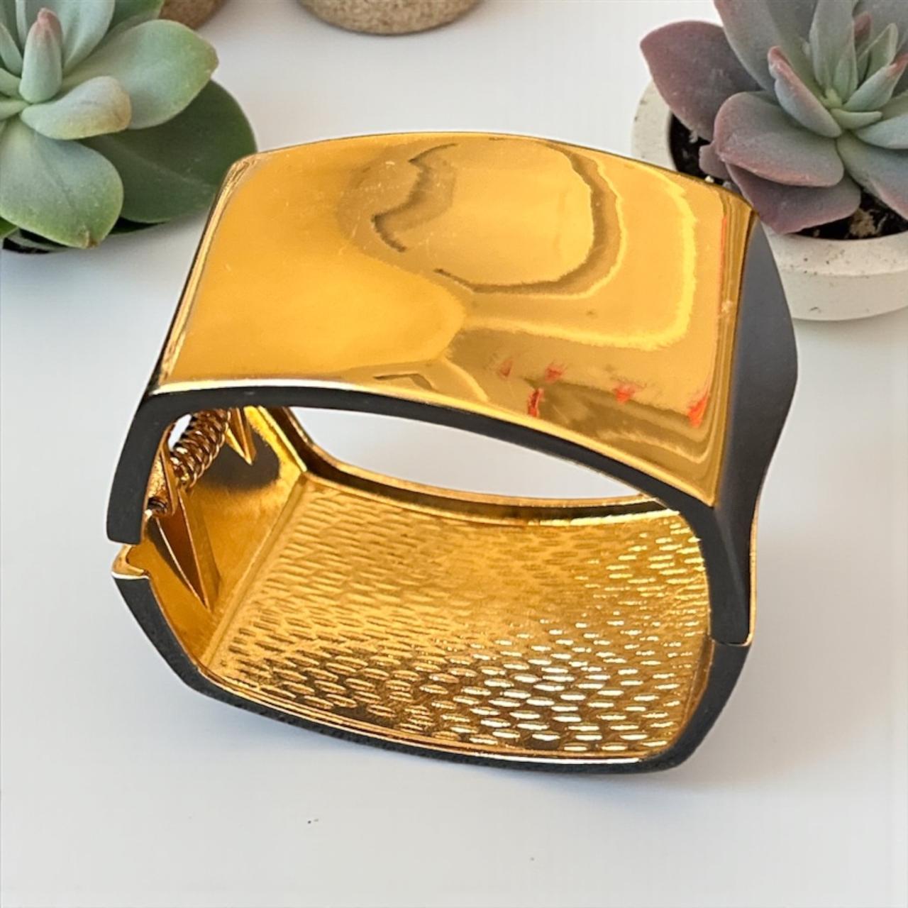 Elegant gold bangle