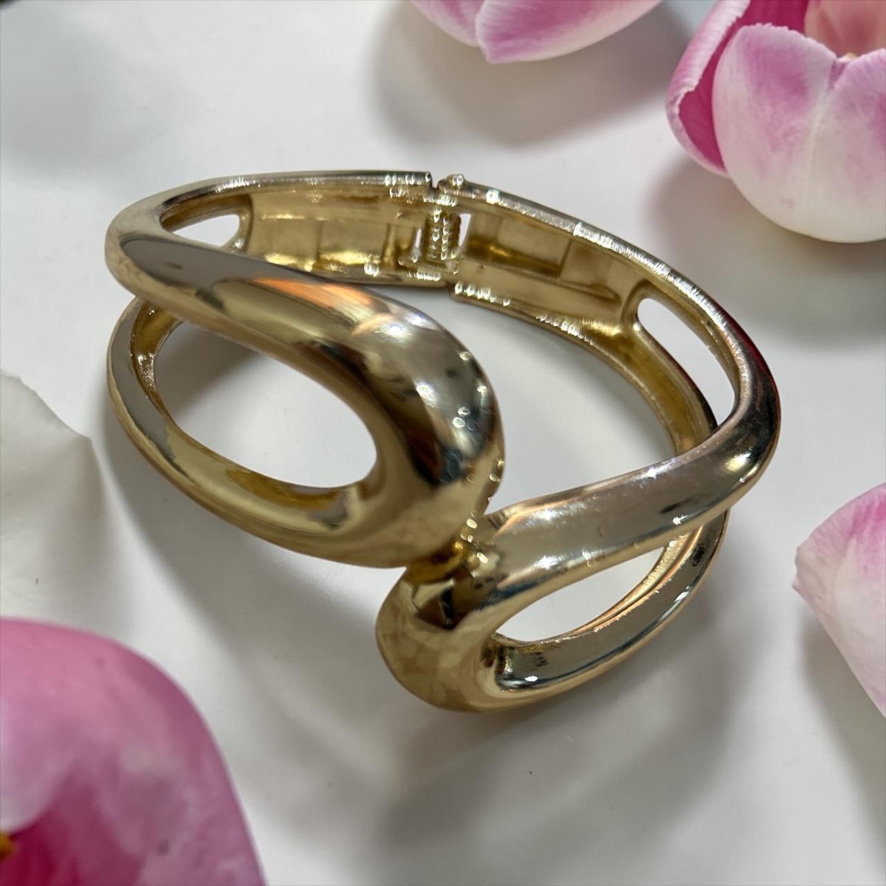 Elegant Gold bangle