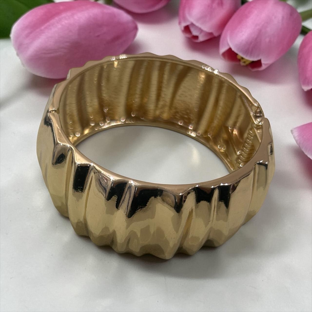 Stylish gold bangle