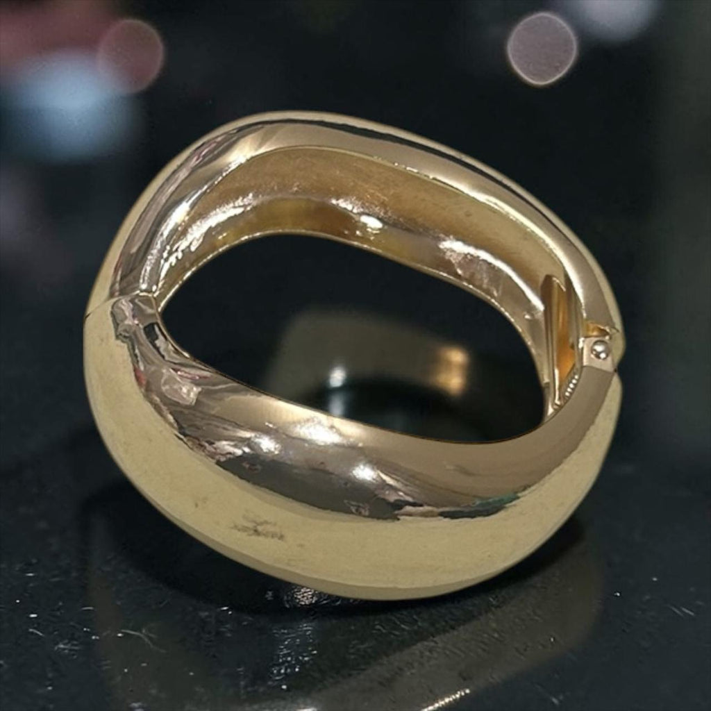 Elegant gold bangle
