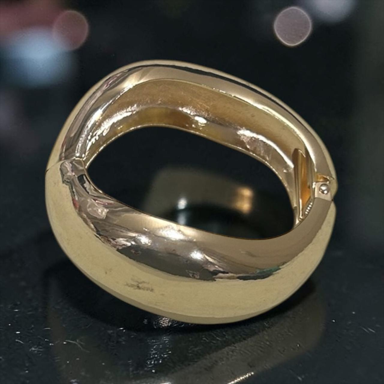 Elegant gold bangle