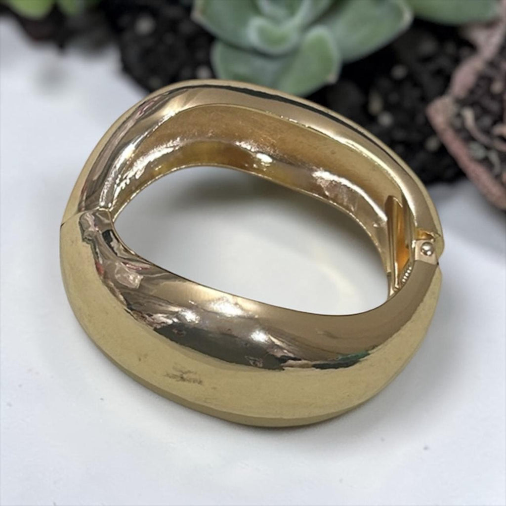 Elegant gold bangle