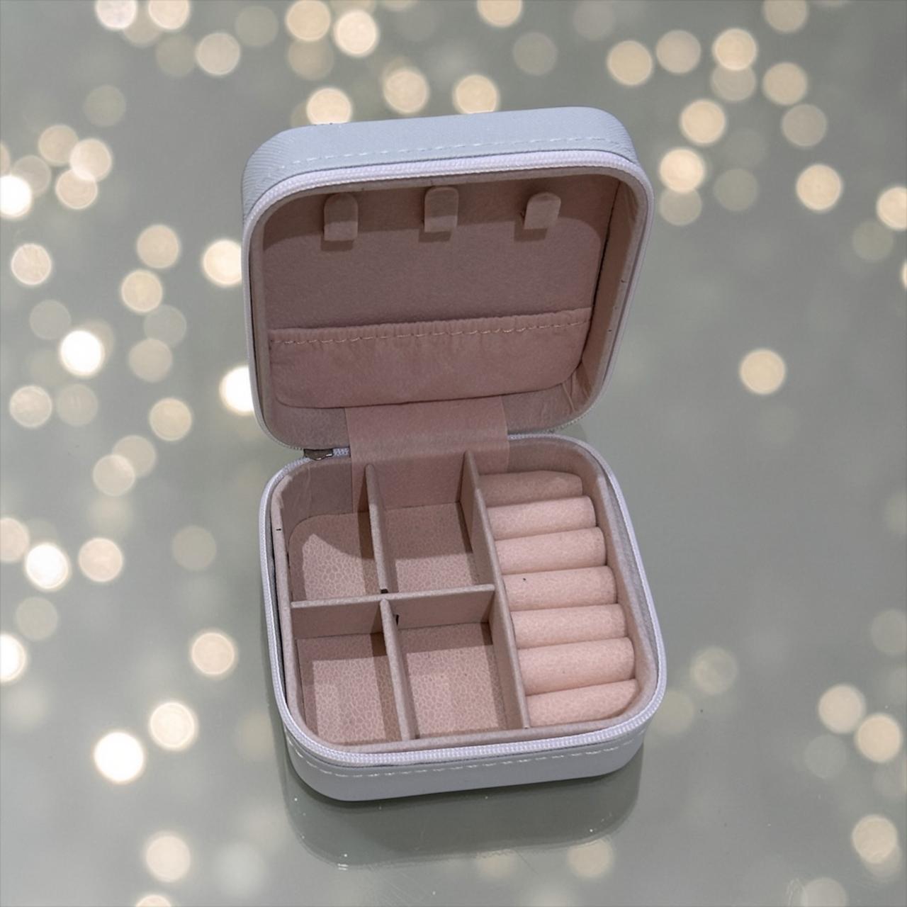 Mini jewelry organizer