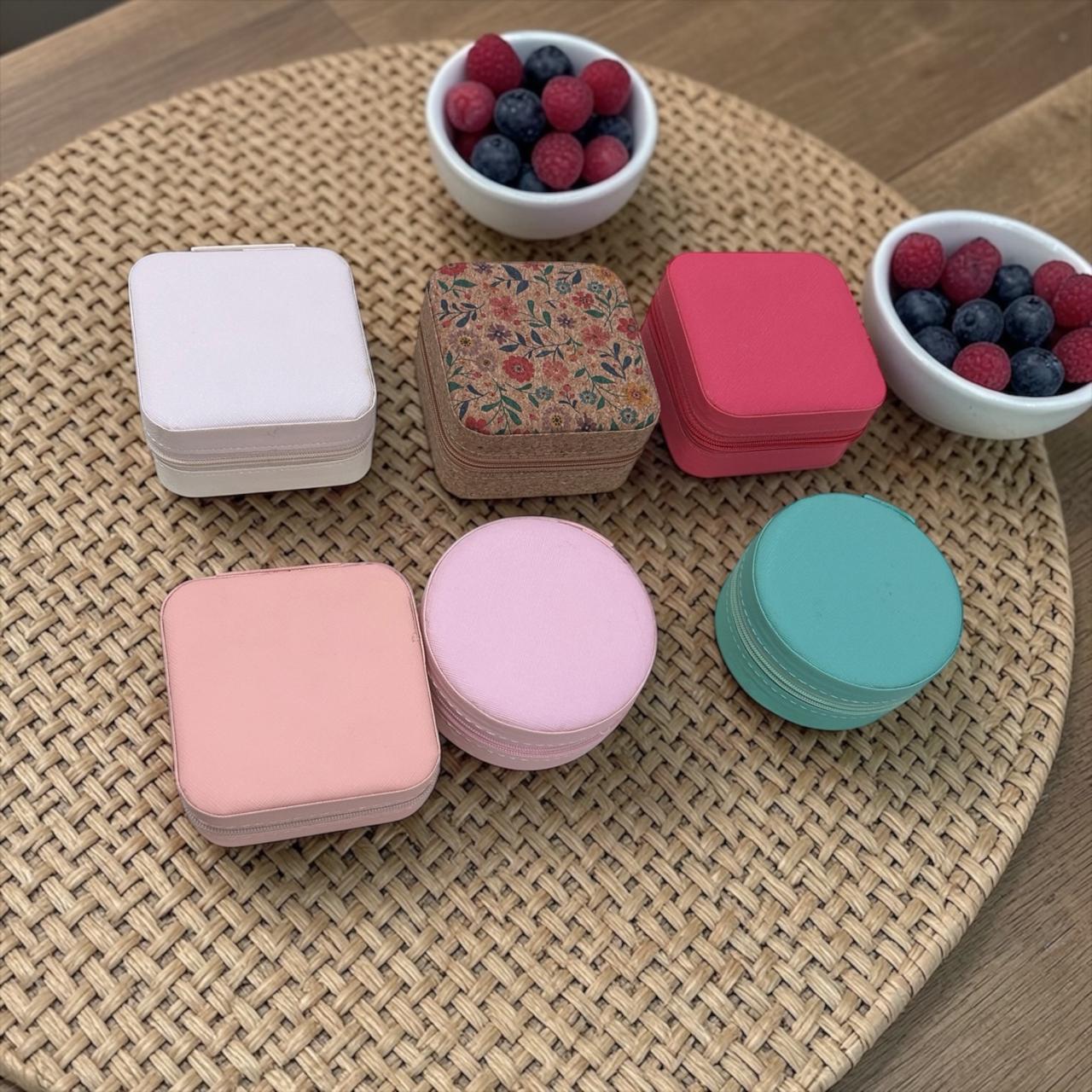 Mini jewelry organizer